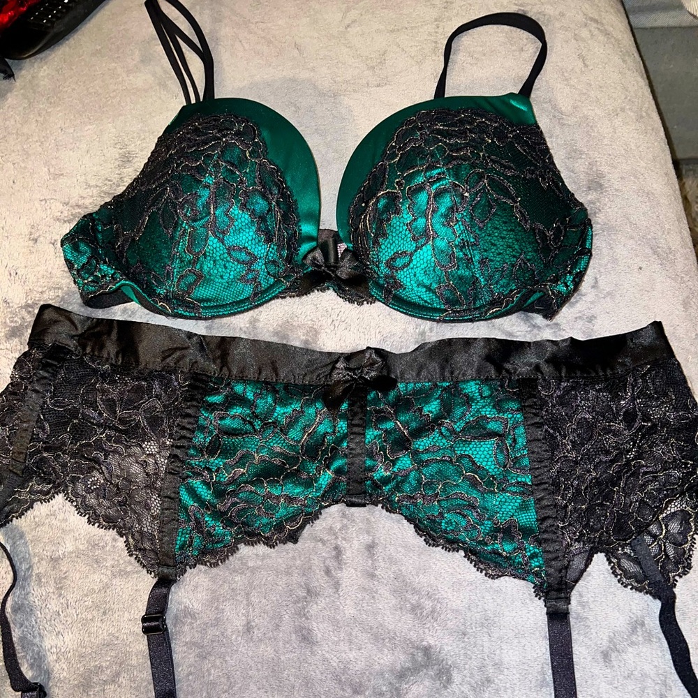 Victoria Secret Very Sexy plunge bra set